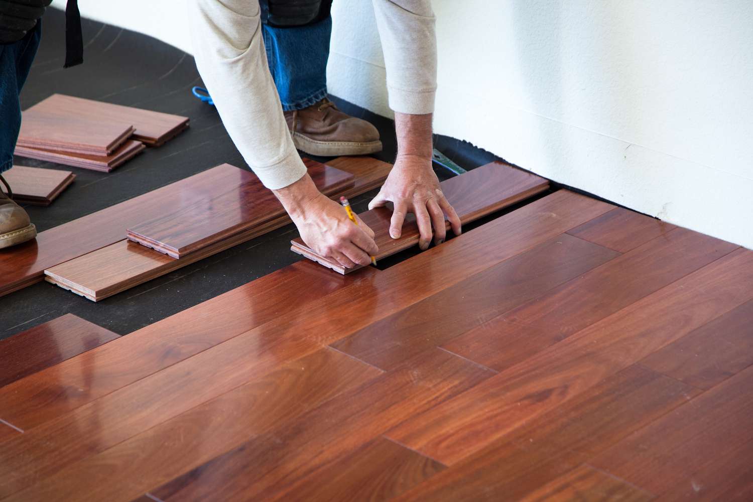 installing hardwood floor